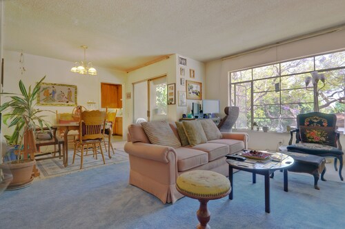 1 mile UCLA Private Bedroom, shared Bath Best West LA Neighborhood: Westwood
