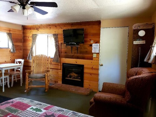 CABIN #2 - FOX'S LAIR (FIREPLACE)
