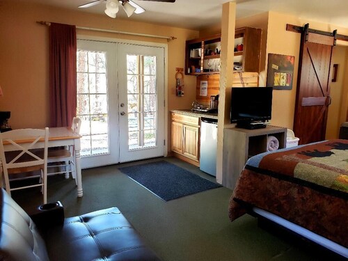 CABIN #4 - BEAR CLAW (JACUZZI & FIREPLACE)