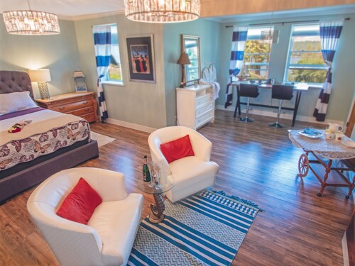 Coastal Wishes- Hot Tub by Moonlight, Ocean Views, Romantic Suite.