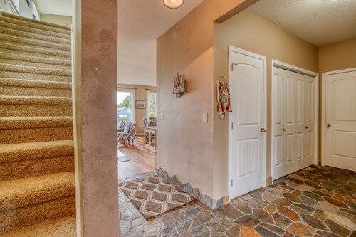 Gorgeous North Newport Home Overlooks Yaquina Lighthouse!