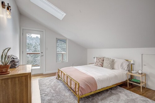 Stylish Mountain Home with Private Creek Access
