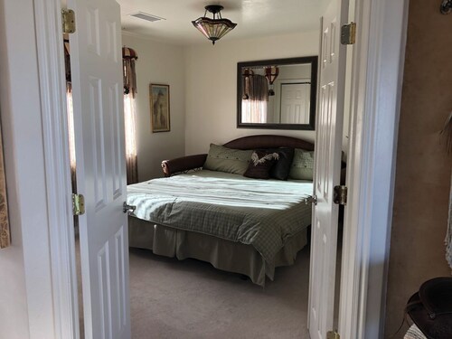 Large Lake Powell View Home, lots of parking!