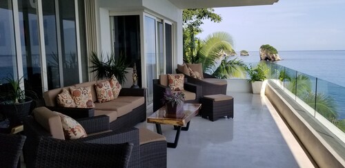 A Dream Worth Dreaming is a 3 bedroom 31/2 bathrooms beachfront property.