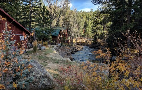 Swiftcurrent Lodge Cottages by the River