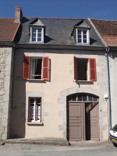 Maison de bourg Chénérailles centre Creuse