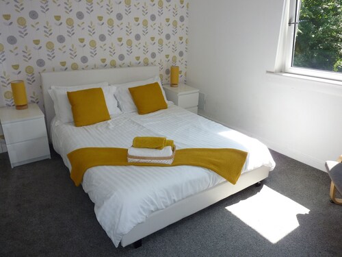 Lovely Modern 1 bedroom apartment - Sleeps up to 4 guests