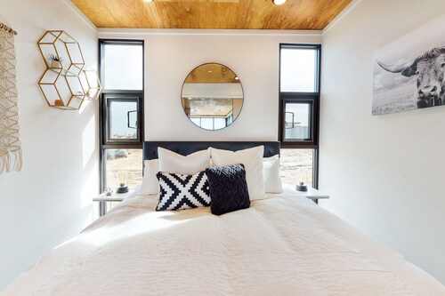 Cozy, modern home w/ patio, firepit - walk to Cave B & Gorge Amphitheater