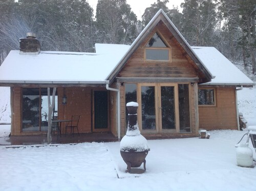 Stunning, self contained 2 bedroom mud brick cottage close to Mt Hotham!