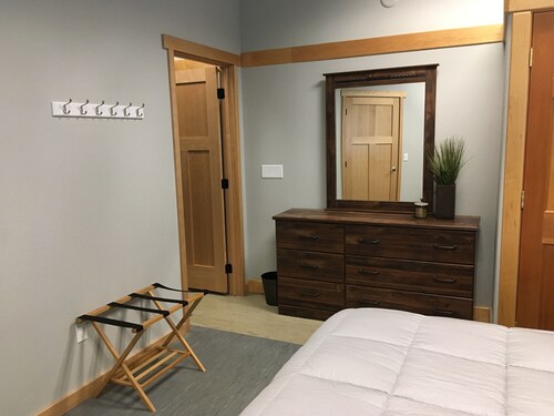 Sleek, modern one bedroom Suite in the heart of Newport.