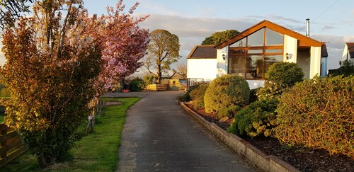 Luxury Farm Cottage - Garden, Games/Sun Lounge<br>Patio with furniture