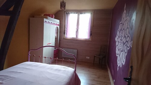 GITE AVEC PISCINE INTERIEURE CHAUFFEE , EN LISIERE DE FORET
