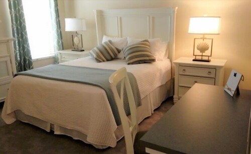 Beautiful 3/2 Villa In Walking distance to Lake Sumter Landing w/Golf Cart!
