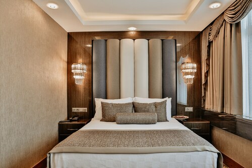 Grand Lark Otel