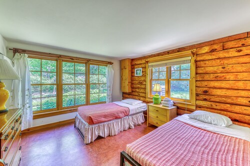 Comfortable house in Charlotte with access to a shared dock