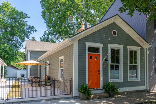 Extremely Clean! Fireplace House. Close to the river and one block to Main st.
