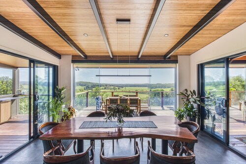 Luxury Resort Living in Your Own Home. Hilltop Hideaway, Rural View, free WIFI