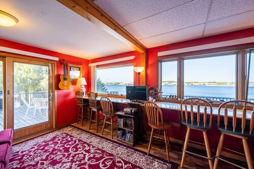 Waterfront cottage 3bdrm