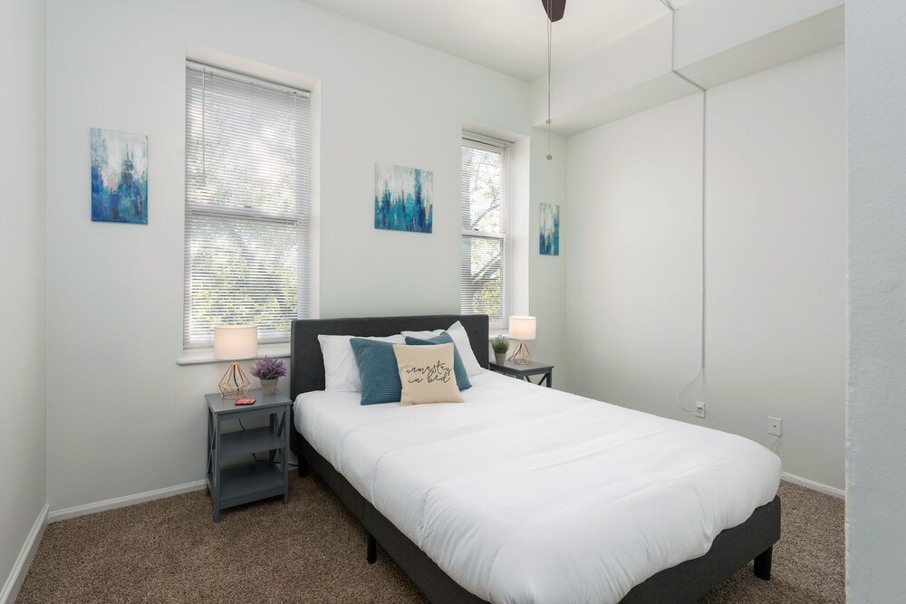City Apartment, 2 Bedrooms, Non Smoking, Kitchen - View from Room