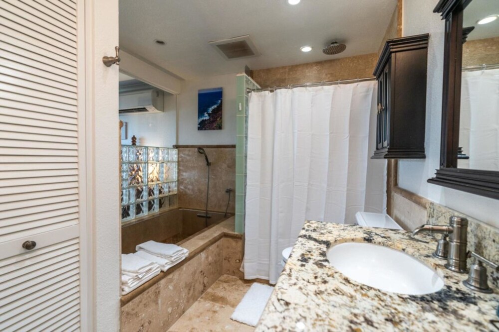 House, 4 Bedrooms - Bathroom