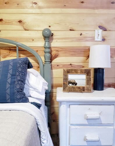 A fully-stocked, 2 bedroom cabin minutes from Rushmore - no cleaning fees