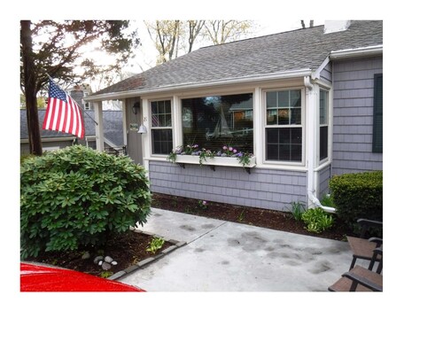 Quaint 2 - Bedroom Beach House 200 steps to Pricilla Beach (private beach)