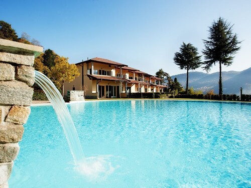 Luxury Lake View Residence -No 1 of 11 Apartments with Pool, BBQ & Jacuzzi