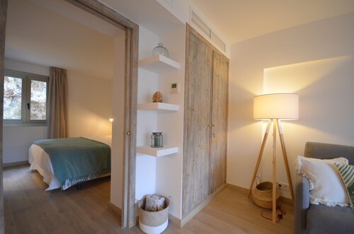 Cozy apartment with sea views, close to the beach, with WIFI and A/C in Port