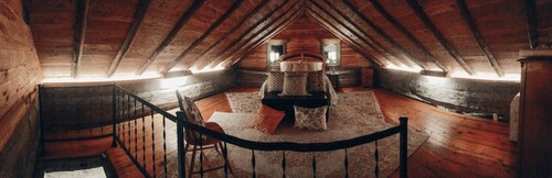 2,500 sq Ft., 2 Acres, New Furniture, Fishing Pond, Game Room, Paddle Boat