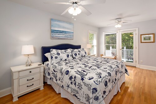 Steps to the Ocean and Pier Village in the heart of the island! Ocean views from porches!