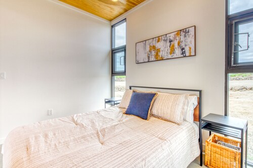 Quaint, Dog-Friendly Modern Home w/Patio - walk to Cave B & Gorge Amphitheater
