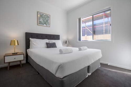Big Family fun@ 5 bedrooms house in point cook