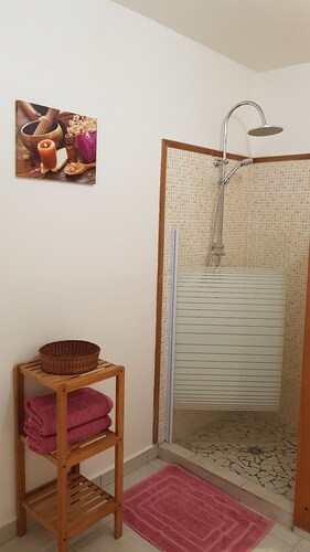 REZ DE JARDIN 2 PERSONNES AVEC PISCINE PRIVATIVE - situé à 1k5m des plages