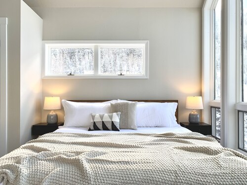 Renovated! Quiet Corner of Viking Lodge + Walk to Lifts