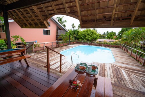Bora Bora Holiday's Lodge and Villa