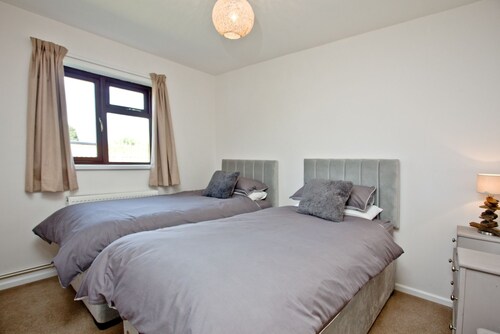 A cottage that sleeps 8 guests in 4 bedrooms