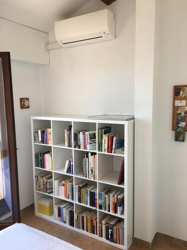 Appartement ensoleillé entièrement équipé avec vue fantastique sur la mer.