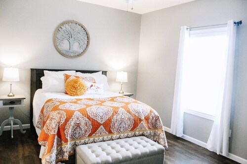 2 Bedroom 2 Bath Condo 0.5 Miles From Jordan-Hare 0.6 Miles From Toomer's Corner