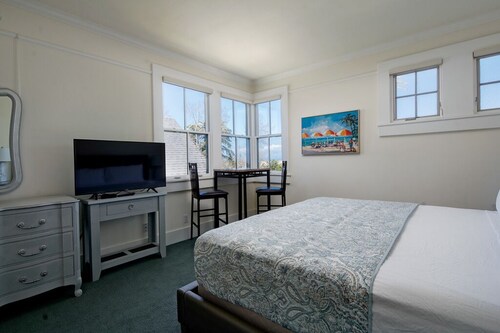The White House - Pacific Grove Beach House - Oceanfront Lovers Point