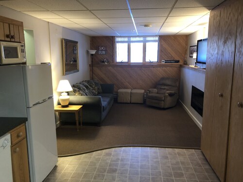 Ski In/Out at Sugarloaf | Walk/Shuttle to Bars and Base | Sleeps 4