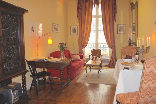 OLD TOWN CENTER IN PARIS, ELEGANT, QUIET WITH ELEVATOR AND A/C