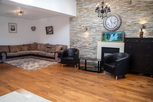 Amazing 4 Bedroom house with a garden