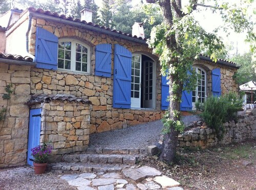 Belle villa en pierre restaurée dans un cadre rural et calme.