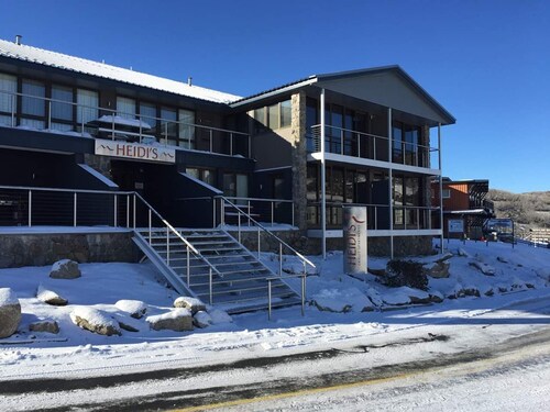Heidis Unit 1 Smigs. Stay in the snow 50mtrs from lifts with overnight parking .