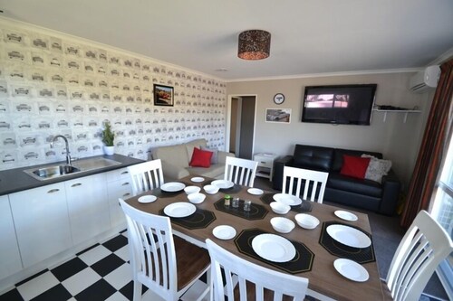 Breakfast Included/Self Contained/New & Close to Town