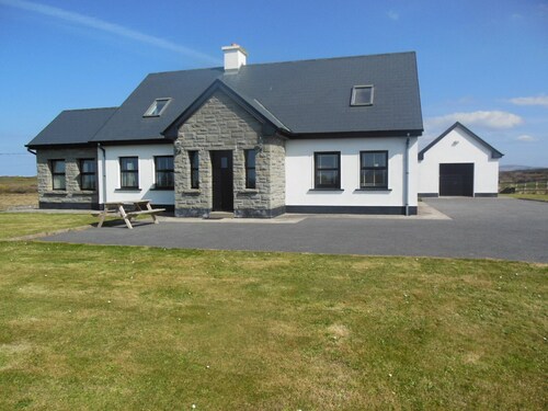Luxurious family home with spectacular views close to shops, pub and beaches