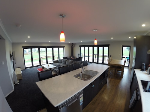 Lake Atiamuri 800m from boat ramp, wakeboard, bike the Waikato trail