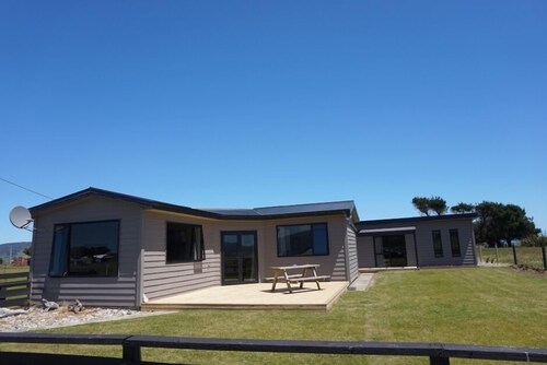 Modern bach located between the sea and bush in Orepuki