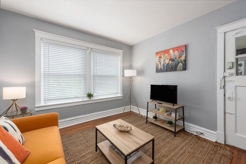 Traditional Apartment, 1 Bedroom, Non Smoking, Kitchen - Living Area