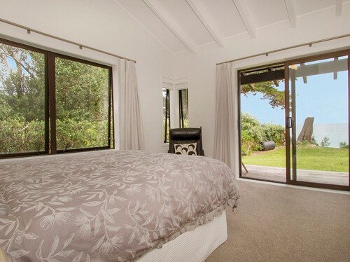 Quails Run - Kuaotunu Beachfront Holiday Home